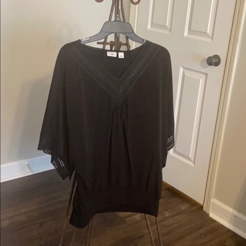🖤 Black V-neck top with crocheted lace detail!
